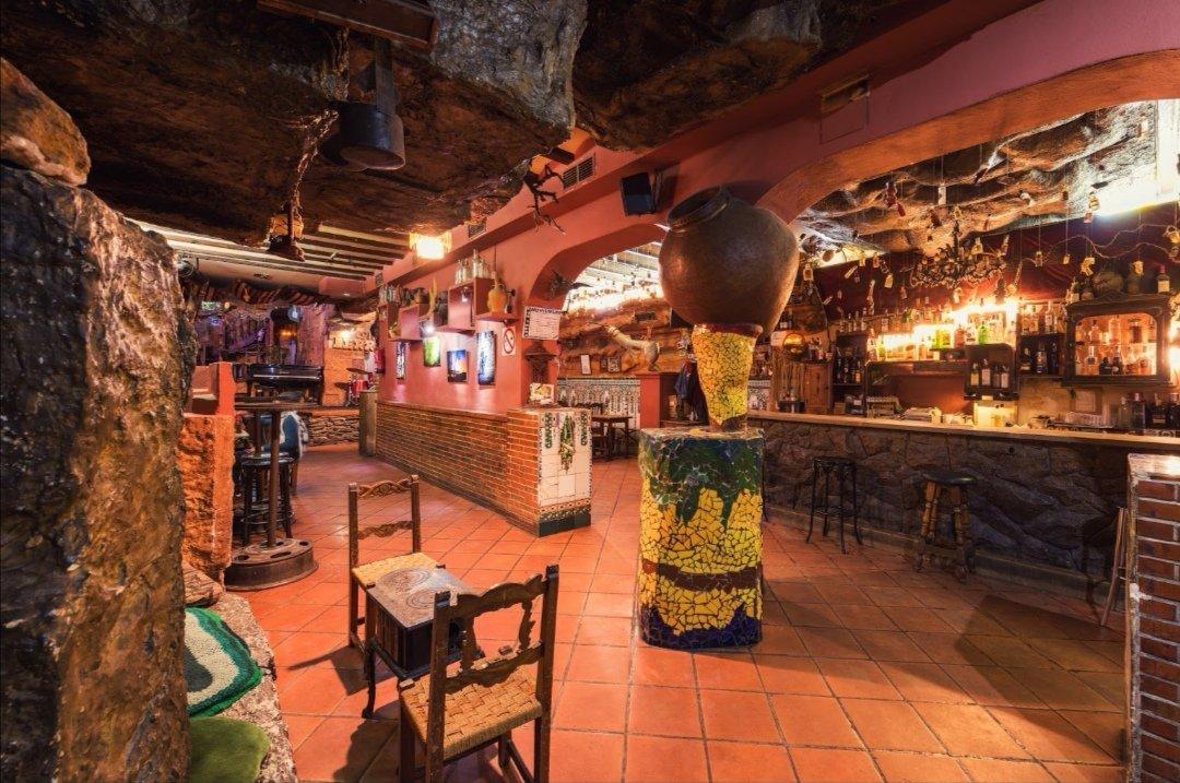 Detalle de la decoración del pub con el árbol interior